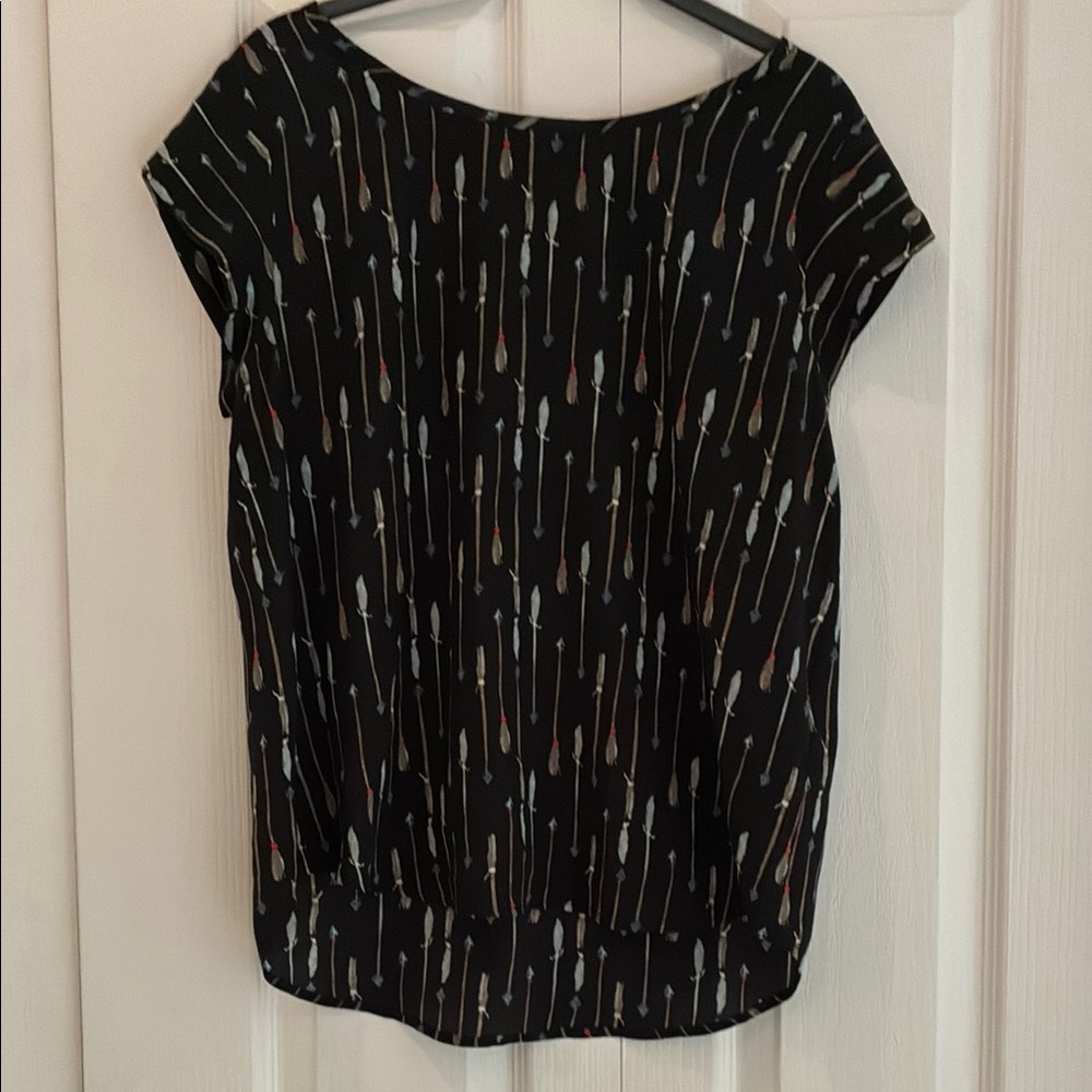 EUC joie 100% silk Black Arrow Print Women's Top